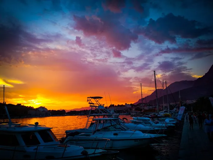 码头上的白色摩托艇