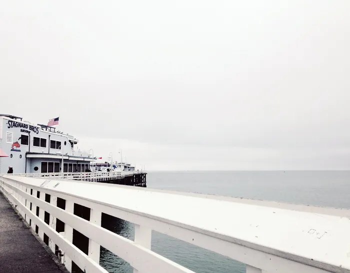 海滩、船、微风、平静、多云的天空、甲板、码头、旗帜