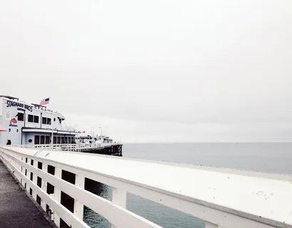 海滩、船、微风、平静、多云的天空、甲板、码头、旗帜