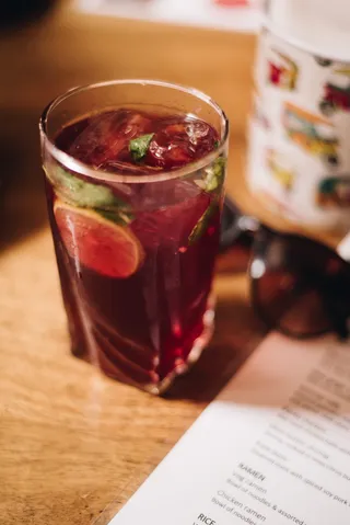 在棕色木质表面涂上果汁的透明玻璃杯