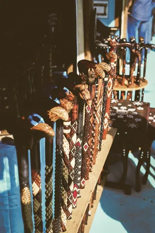 货架上的各式手杖