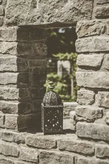 放在砖墙洞里的灯笼烛台 放在砖墙洞里的灯笼烛台