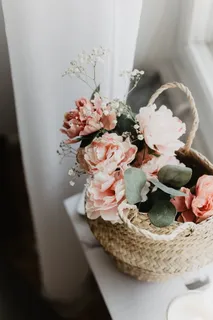 棕色柳条篮中的花朵 棕色柳条篮中的花朵