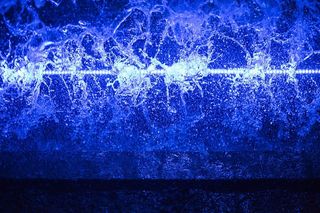 爱尔兰都柏林8号吉尼斯工厂-帝亚吉欧，水滴，水滴，飞溅，工厂，灯光