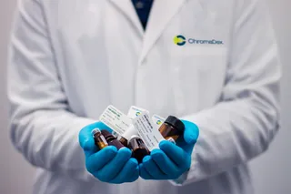 拿着琥珀色玻璃瓶的人