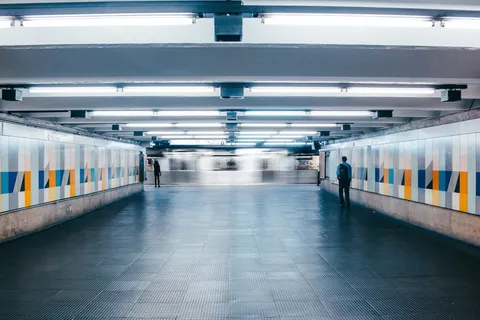 在地铁大厅行走的男子