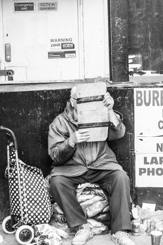 灰度摄影，人，持有，纸，黑白，贫困，人类，抑郁症