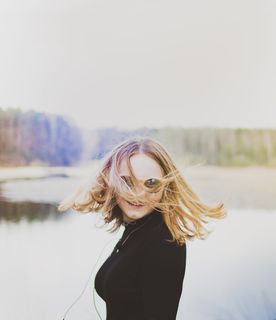 穿黑色上衣的女人