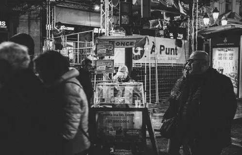 摊位附近男女并肩行走的灰度照片 摊位附近男女并肩行走的灰度照片