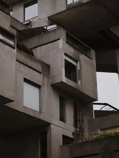 灰色混凝土多层建筑 灰色混凝土多层建筑
