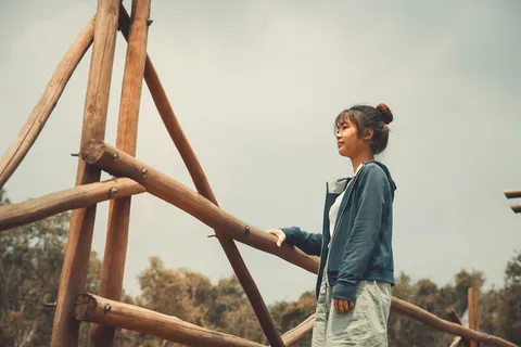 一名女子站在竹竿旁的照片 一名女子站在竹竿旁的照片