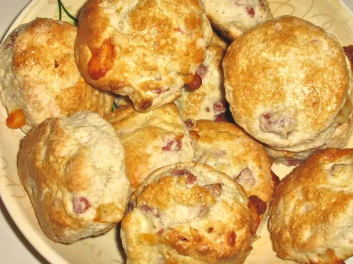 火腿、奶酪、烤饼、黄油、烘焙、金色、食品、食品和饮料