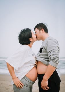 海滩上的情侣接吻