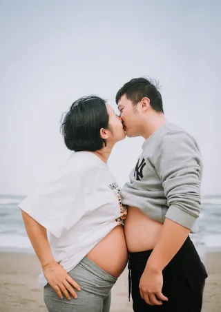 海滩上的情侣接吻