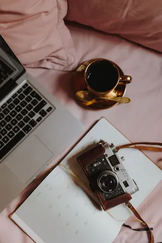 在粉色沙发上放着笔记本电脑的工作场所