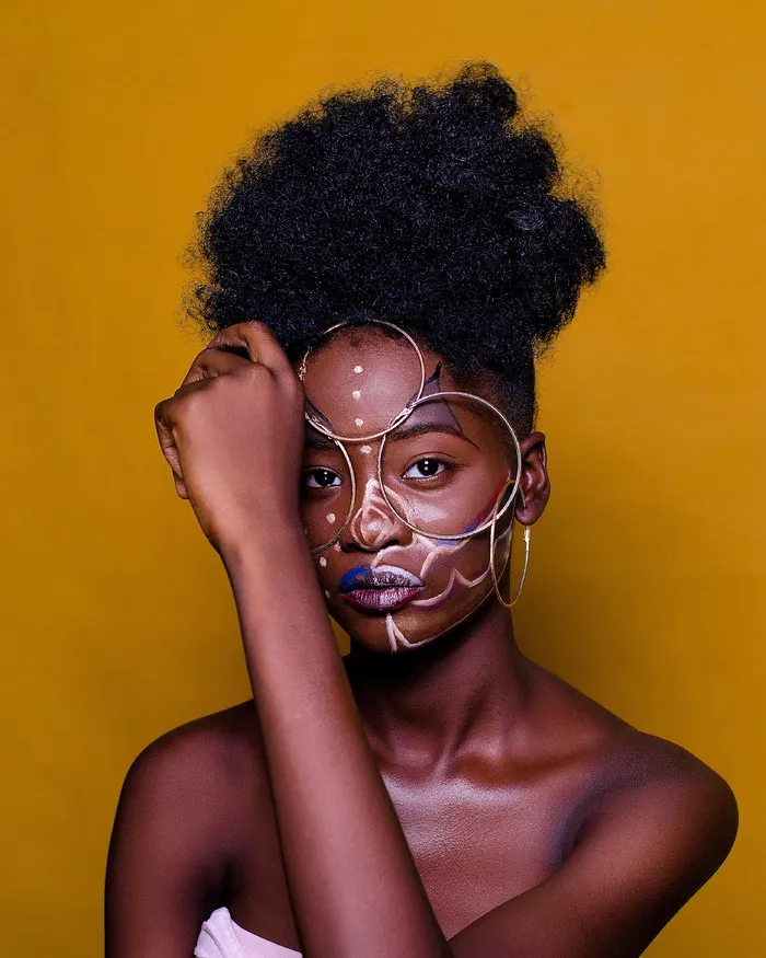 女人捧着她的脸