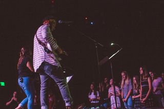 在观众面前舞台上表演的男男女女