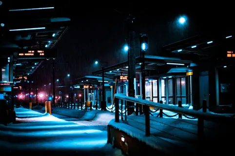 夜间照明良好的建筑物 夜间照明良好的建筑物