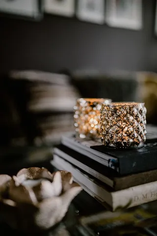 酒瓶、蜡烛和墙上的一幅画