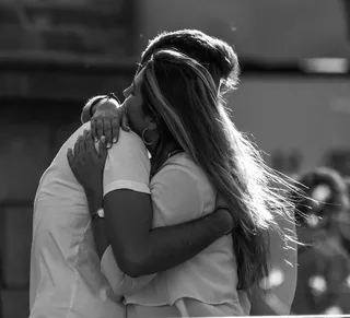 两个人, 真实的人, 妇女, 爱情, 结合, 拥抱, 团结, 专注于前景