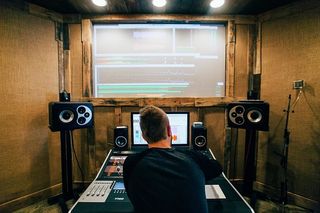 工作中的音响工程师