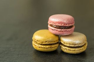 带有巧克力中心的迷你杏仁饼特写镜头。用佳能6D拍摄的图像