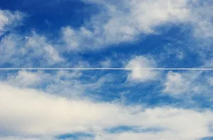 白云，云朵——天空，天空，蒸汽轨迹，低角度视野，蓝色，自然之美，自然