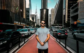 站在路上的男人