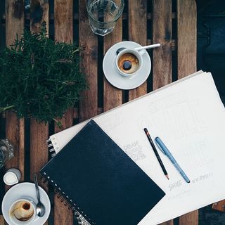 在咖啡馆结束了会议