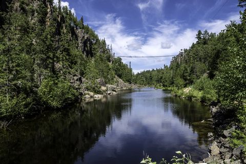 横跨安大略省鹰峡谷的景观和吊桥
