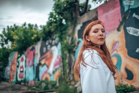 有壁画的女人站在墙前的选择性聚焦摄影