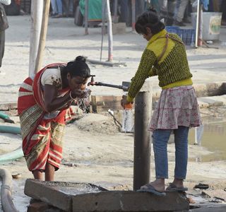 公共，水龙头，饮用水，手，饮料，水，人，休息