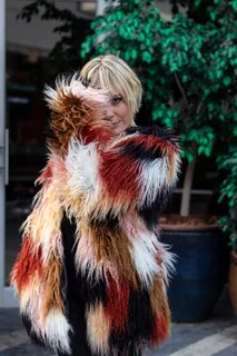 穿着红、黑、棕色毛皮大衣的女人 穿着红、黑、棕色毛皮大衣的女人