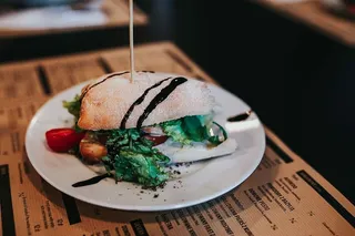 美味的蔬菜三明治和饮料