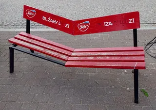 座椅，长椅，弯曲，室外，装饰，人行道，空，文本