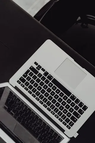 在家中或工作室安装MacBook电脑的时尚工作区