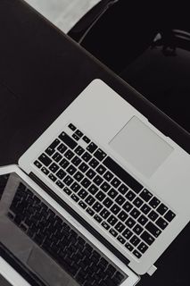 在家中或工作室安装MacBook电脑的时尚工作区 在家中或工作室安装MacBook电脑的时尚工作区