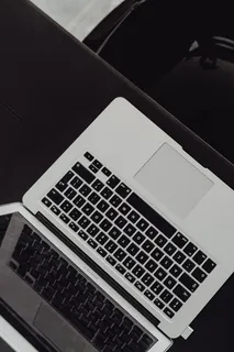 在家中或工作室安装MacBook电脑的时尚工作区 在家中或工作室安装MacBook电脑的时尚工作区