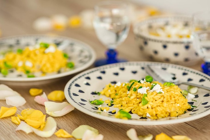 蓝心形可爱盘子里的蚕豆意大利饭