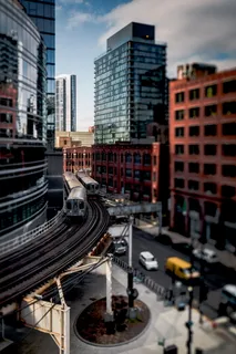 列车在建筑物附近运行的延时摄影 列车在建筑物附近运行的延时摄影