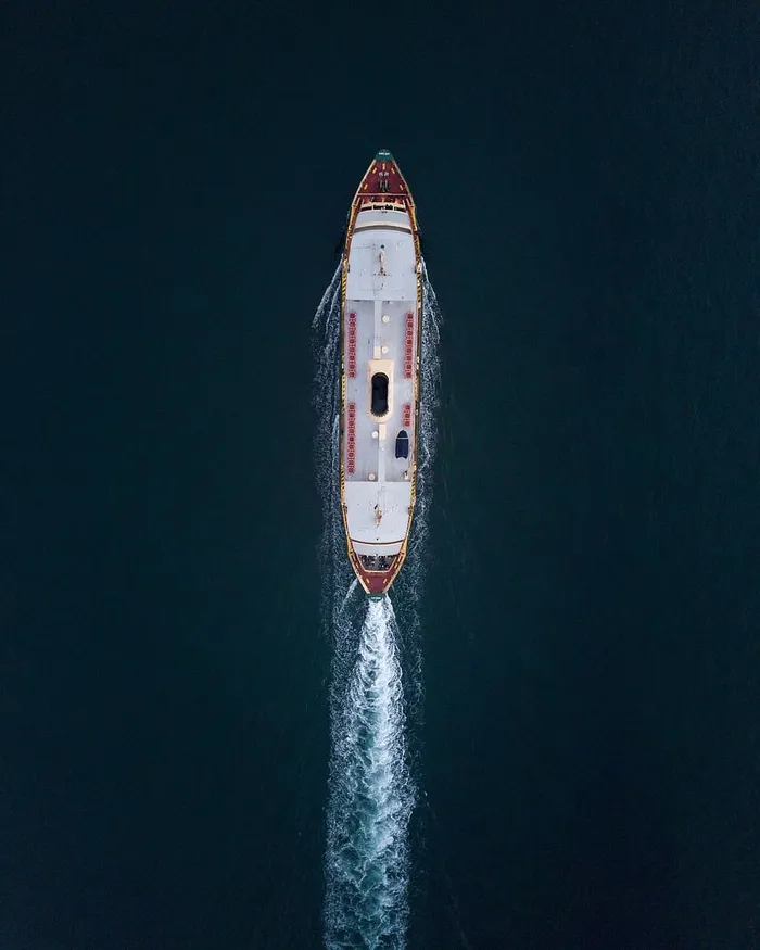 船在水体上的鸟瞰图
