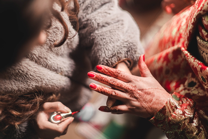 妇女和儿童低角度照片