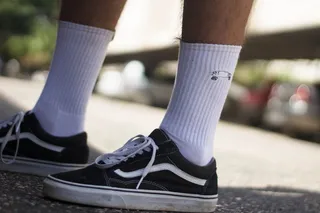 穿着黑色面包车运动鞋的人