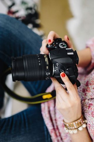 穿着粉红色衣服拿着相机的女人