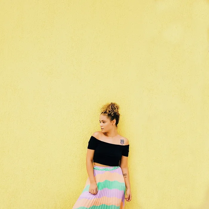 靠在墙上的女人