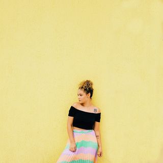 靠在墙上的女人