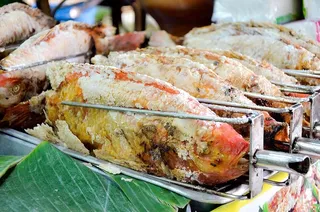 市场上的本地泰国菜