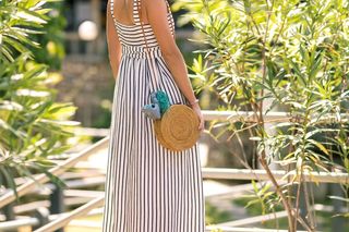 身穿黑白条纹无袖长裙的女士