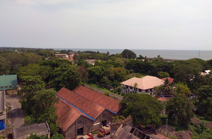 这是从阿勒佩灯塔顶部拍摄的风景照片。它是阿勒佩市的主要旅游景点之一，有助于从山顶欣赏风景。你可以看到大海、树木、建筑物等。这是喀拉拉邦的绿色城市之一。