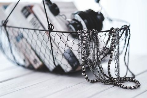 黑色智能手机和各种耳机